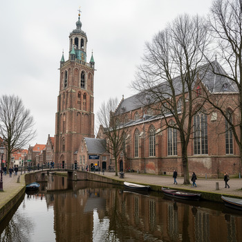 Scheve toren van de Oude Kerk in Delft