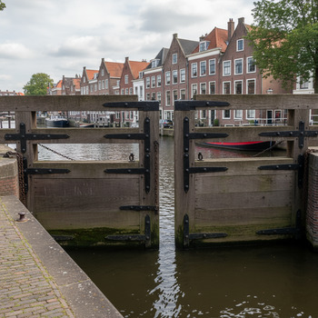 Houten sluisdeur met ijzeren beslag in Haarlem