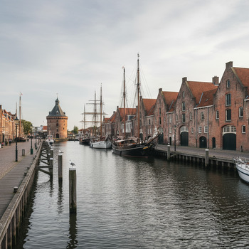 Kade met zeilen en bakstenen pakhuizen in Hoorn