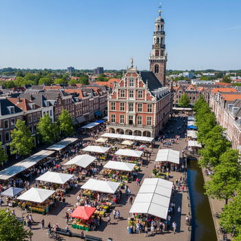 Luchtfoto van een marktplein met lakenhal