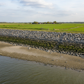 Stenen oeverbescherming met lage waterlijn