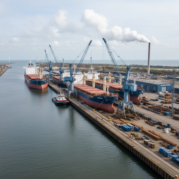 Scheepswerf met kade in IJmuiden