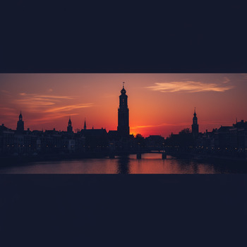 Silhouet van Groningen met Martinitoren in de avond