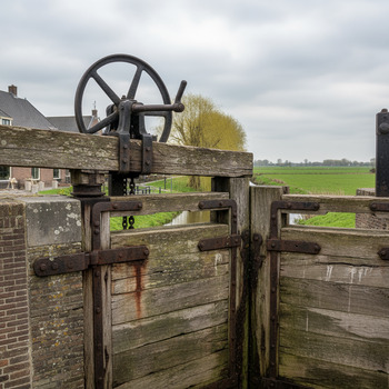 Detail van houten sluisdeur met ijzeren beslag