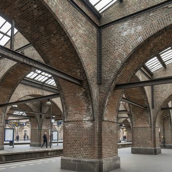 Detail van gemetselde gewelven bij een station