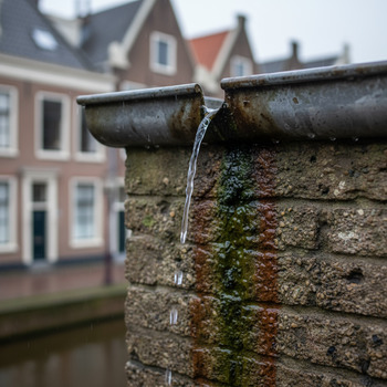Detail van steen met regenloop en leksporen