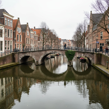 Boogbrug over een gracht in Utrecht